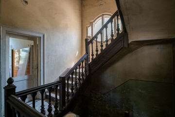 Obraz premium Abandoned Historic Palace with Weathered Architecture and Atmospheric Decay
