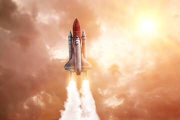 Obraz premium Modern space rocket in beautiful cloudy sky