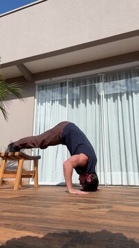 homem faz exerc&iacute;cios de calistenia  em casa 