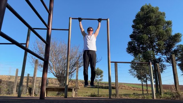 homem faz treino de calistenia ao ar livre 