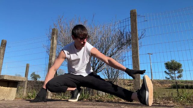 homem faz alongamentos ao ar livre