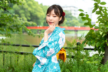 浴衣の日本人女性