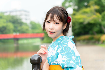浴衣の日本人女性