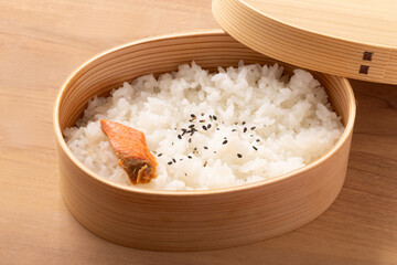 ［秋田県　郷土料理］ぼだっこ弁当（塩辛く漬け込んだ紅鮭）