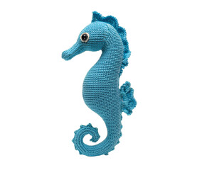 Naklejka premium A charming blue seahorse crochet toy stands out against a stark transparent background, perfect for crafts and children themes.