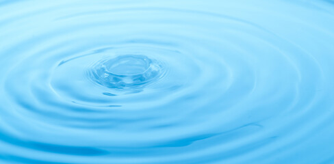 美しい水滴のアクション	