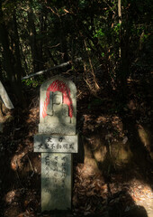 古寺の石碑
