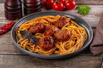 Meatballs with tomato sauce and spaghetti
