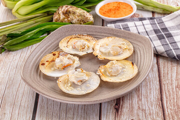 Grilled scallops with cream cheese