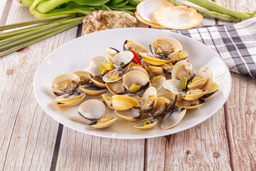 Boiled fresh clams with lemongrass