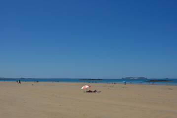 Plage et parasol à Saint-Malo