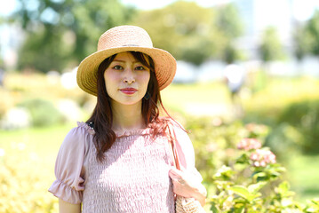 麦わら帽子を被った若い笑顔のアジア人女性