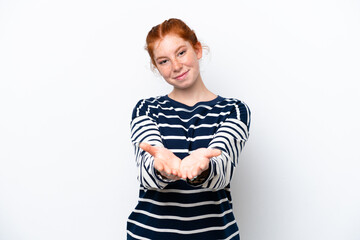 Obraz premium Young reddish woman isolated on white background holding copyspace imaginary on the palm to insert an ad