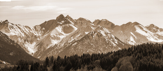 Allgäu - Bergkette - Alpen - Panorama - Sepia - Retro