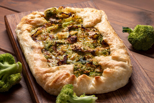 Torta salata con broccoli, ricetta vegetariana 