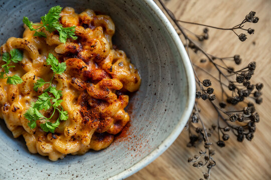 Ser mac & chease makaron z serem na talerzu danie