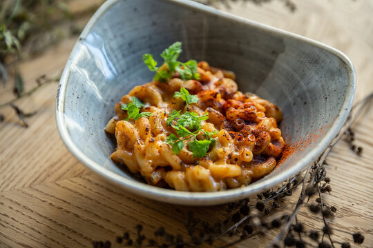 Ser mac & chease makaron z serem na talerzu danie