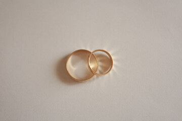 wedding rings on thewhite paper