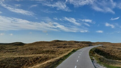 Fahrradweg durch Dünenlandschaft