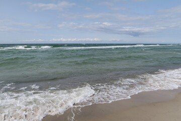 An einem stürmischen Sommertag branden Wellen an den Strand von Dierhagen auf dem Fischland in Mecklenburg-Vorpommern.