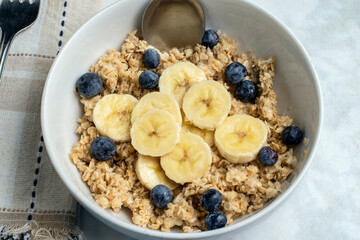 oatmeal top with bannanas and blue berries