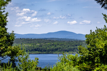 Obraz premium Wachusett mountain and reservoir from Tower Hill