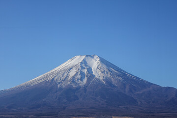 Fototapeta premium Fuji's magnificent form captivates everyone.