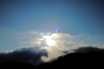 岐阜県揖斐川町の山の上の太陽と雲