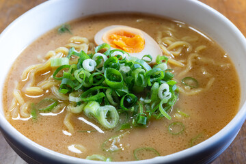 とても美味しい日本のラーメンとチャーシュー丼