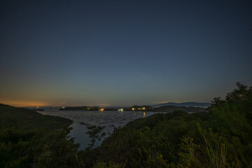 日本の岡山県瀬戸内市の美しい星空と月の出