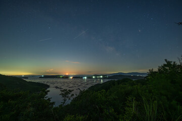 Fototapeta premium 日本の岡山県瀬戸内市の美しい星空と月の出