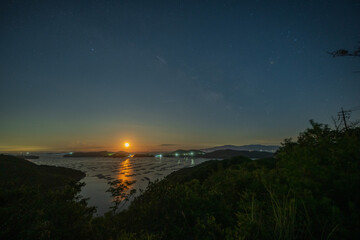 Fototapeta premium 日本の岡山県瀬戸内市の美しい星空と月の出