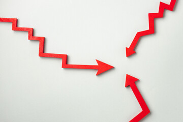 Three red zigzag arrows on a light gray background that converge at the center. Top view, flat lay.