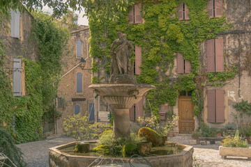 Village proven&ccedil;al de Saignon et sa fontaine 