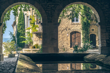 Village proven&ccedil;al de Saignon, sa fontaine et son lavoir 