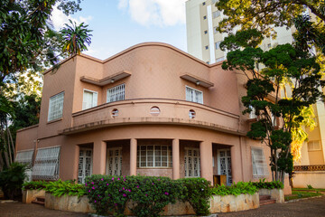 Vista frontal da fachada em estilo art decó do Museu Pedro Ludovico em Goiânia - antiga casa do fundador de Goiânia.