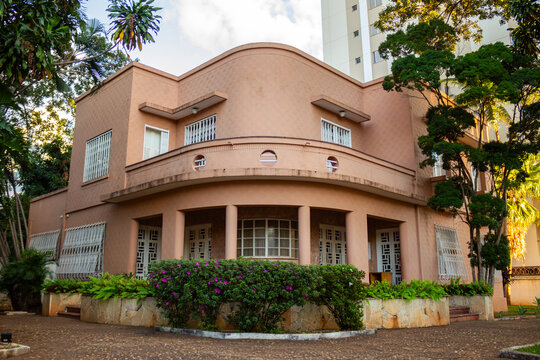 Detalhe da fachada em art dec&oacute; do Museu Pedro Ludovico em Goi&acirc;nia - antiga casa do fundador de Goi&acirc;nia.
