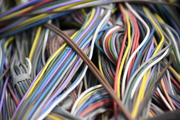 sehr viele elektrische Leitungen als Kabelbaum und wirrer Kabelsalat