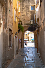 Obraz premium Narrow alley with archway in old town Cres, Croatia