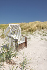 Strandkorb in den Dünen, Hochformat