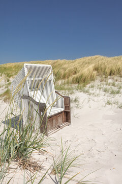 Strandkorb in den D&uuml;nen, Hochformat