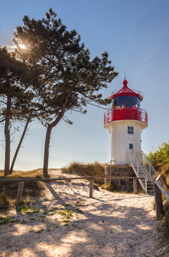 Leuchtturm am Gellen auf der Insel Hiddensee im sch&ouml;nen Gegenlicht - Hochformat