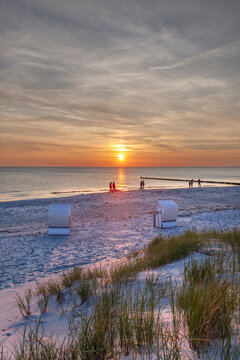 abendlicher Spaziergang am Strand bei Sonnenuntergang auf der Insel Hiddensee 