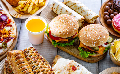 Foods enhancing the risk of cancer. Junk food