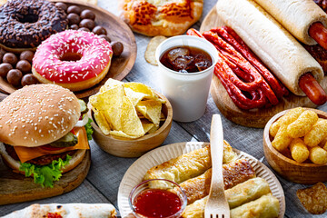 Foods enhancing the risk of cancer. Junk food