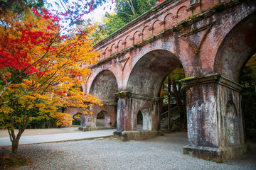 Obraz premium Nanzenji Temple brick aqueduct with colorful fall leaf, Kyoto, Japan