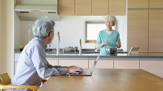 シニア、夫婦、カップル、料理、くつろぐ、リラックス、ダイニング、会話、セカンドライフ、老後、キッチン、仕事、副業、高齢者、お年寄り、グレイヘア、白髪、老人、シルバー、中高年、おじいちゃん、おばあちゃん、年配、60代、70代、女性、男性、日本人、ヘルスケア、健康、動画、SNS、趣味、ライフスタイル、生活、暮らし、住宅、リフォーム、別荘、住まい、相談、サ高住、情報、安心、休日、ニュース、笑顔、余生、人