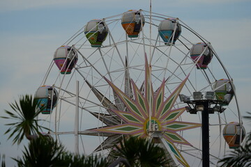 Fototapeta premium Whimsical Ferris Wheel with Tropical Vibes and Colorful Charm