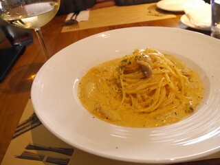 After watching the Japanese drama First Love, I don’t know why, but I really wanted to eat creamy bacon carbonara. Haha! For me, that’s definitely the taste of youth.