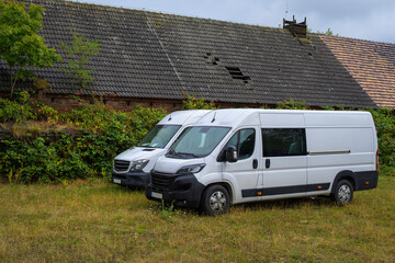 Zwei Transporter parken auf einer Wiese